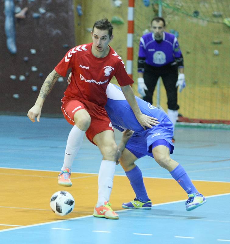 Liberecký Pampuch Team (v červeném) prohrál v domácím duelu II. futsalové ligy s Kladnem 3:5