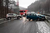 Na silnici I/35 z Liberce ve směru na Hodkovice nad Mohelkou narazilo v pátek 24. prosince další auto do již vyšetřované nehody. Foto: HZS Libereckého kraje