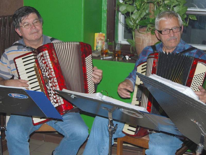 Liberečtí harmonikáři hrají na plesech, tanečních zábavách, v domovech důchodců i na různých srazech harmonikářů po celé republice i v zahraničí.