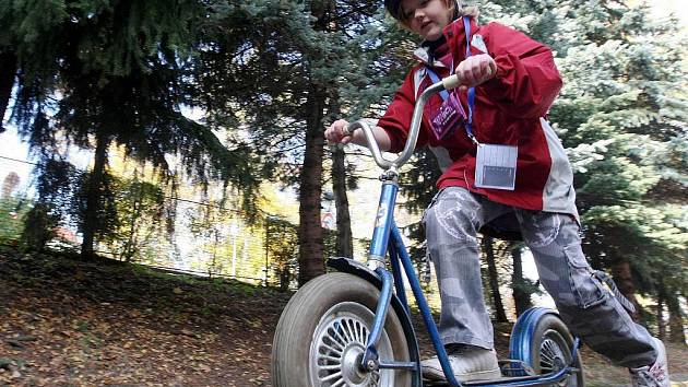 VYZKOUŠEJÍ SI SVOU ŠIKOVNOST. Na dopravním hřišti si školáci – malí cyklisté také vyzkoušejí svou šikovnost na kole. Rovněž se dozvědí, jak se bezpečně na dostanou do své školy. 