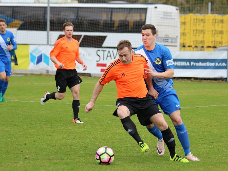 Jedním gólem k výhře přispěl i Jakub Kouba (v modrém). Foto: Hana Rozmajzlová