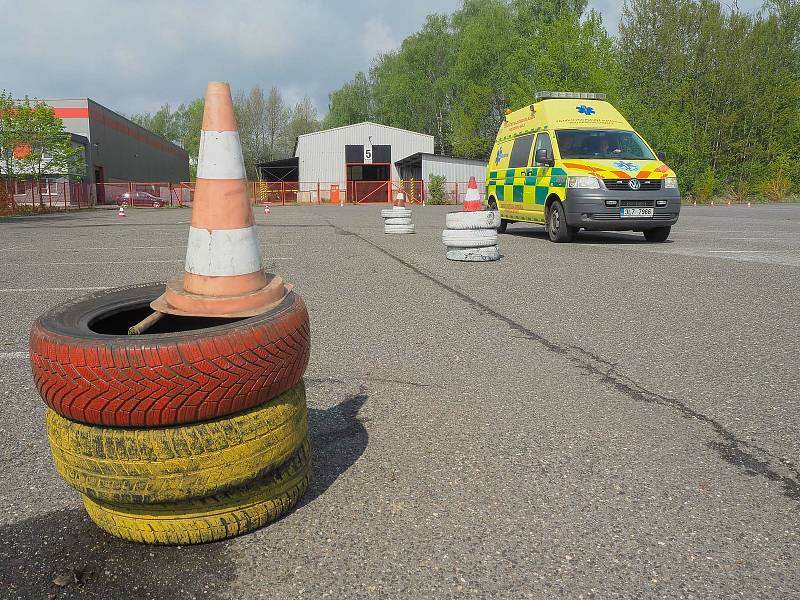 Budoucí záchranáři se učili ovládat sanitky.