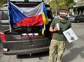 Pilot dronů z Liberce na Twitteru založil profil Vozím drony na Ukrajinu, kde s podobně laděnými dobrovolníky zachycuje dění na Ukrajině a předávku dronů