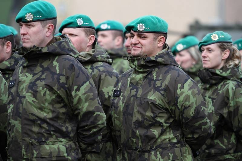 SLAVNOSTNÍ NÁSTUP příslušníků 31. brigády radiační, chemické a biologické ochrany proběhl v Kasárnách 6. října v Liberci.