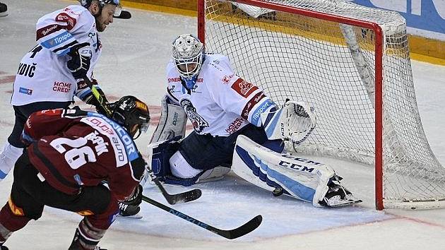 Jeden z klíčových okamžiků sedmého zápasu. Liberecký brankář Petr Kváča vyrazil betonem střelu Michala Řepíka.