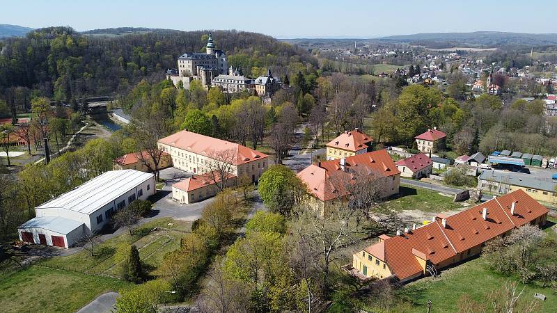 Zanedbaný školní statek ve Frýdlantu projde potřebnou rekonstrukcí a rozsáhlý areál z roku 1722 najde i nový účel. Nově v něm bude sídlit oddělení služební hipologie Policie České republiky. 