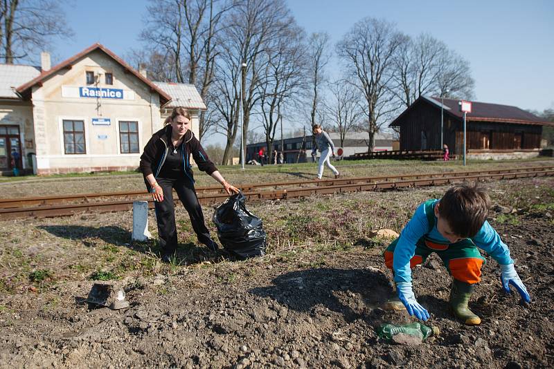 Úklid odpadků v Dolní Řasnici na Liberecku v rámci celorepublikové akce Ukliďme Česko