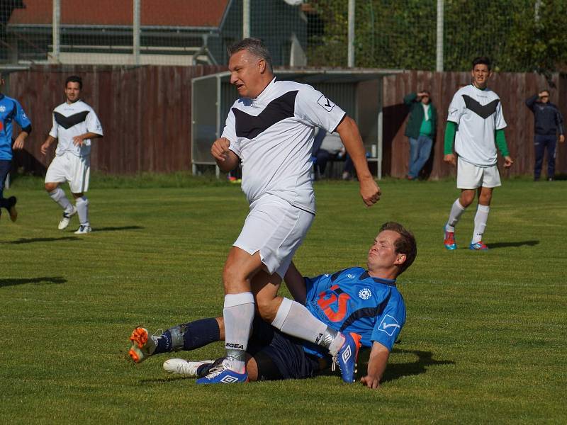 Nová Ves (v bílých dresech) prohrála doma s béčkem Frýdlantu 2:5.