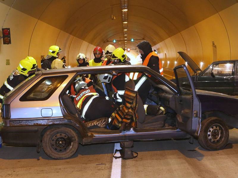 Požár dvou aut likvidovali hasiči v tunelu Radejčín na dálnici D8. Ale jen jako.