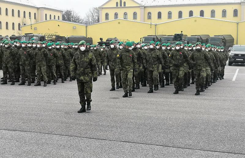 Slavnostní nástup 31. pluku radiační, chemické a biologické ochrany generálmajora Oskara Starkoče, ​aktivních záloh a Krajského vojenského velitelství Liberec na nástupišti kasáren 6. října na Štefanikově náměstí.