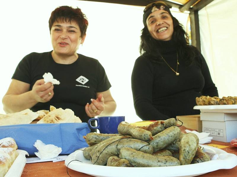 Na zahájení festivalu Jeden svět před libereckou radnicí  ve stáncích nabízeli orientální ozdoby, výrobky chráněné dílny Člověk v tísni z Namibie a pravé cikánské pochoutky. Diváka bavily také orientální tanečnice, trio Husa, Divadlo na kolečkách a další.