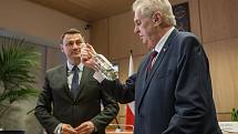 Prezident České republiky, Miloš Zeman s manželkou Ivanou, zavítal na třídenní návštěvu Libereckého kraje. Na snímku zleva Martin Půta a Miloš Zeman při setkání prezidenta republiky se zastupiteli Libereckého kraje a starosty obcí Libereckého kraje dne 9.