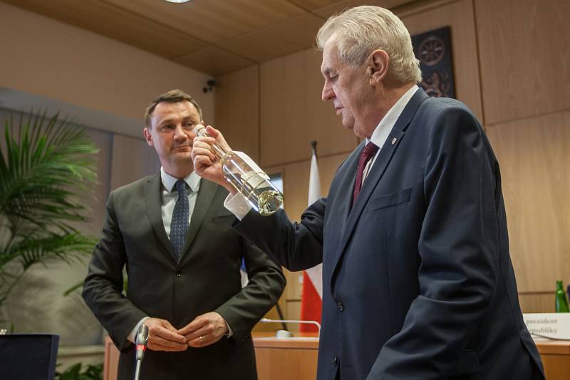 Prezident České republiky, Miloš Zeman s manželkou Ivanou, zavítal na třídenní návštěvu Libereckého kraje. Na snímku zleva Martin Půta a Miloš Zeman při setkání prezidenta republiky se zastupiteli Libereckého kraje a starosty obcí Libereckého kraje dne 9.