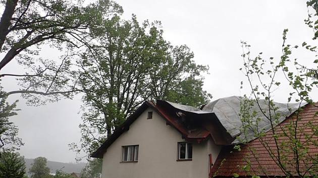Utržená střecha rodinného domu v Petrašovicích.