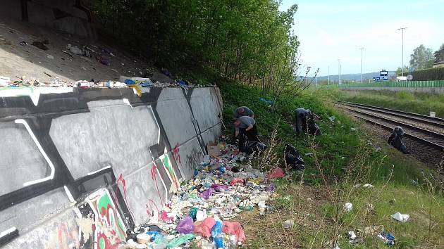 Odpadky u kolejí v Liberci, před úklidem v květnu 2022.