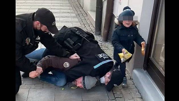 Z videa zachycujícího zásah strážníků v Uherském Hradišti zveřejněného na sociální síti Facebook.