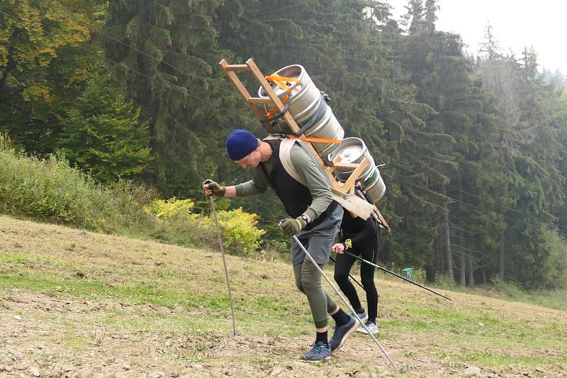 Závodníci vynášeli sudy piva na Ještěd.