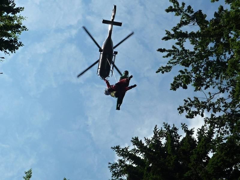 Paraglidista se proletěl v síti pod vrtulníkem.