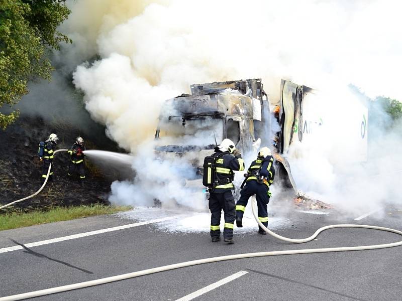 U Jeřmanic hořel kamion, škoda přesáhla dva miliony korun