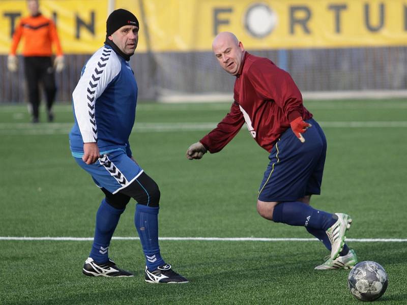 Na umělé trávě U Nisy v Liberci proti sobě zahrála stará garda Slovanu Liberec (v modrém) a stará garda Baumitu Jablonec.