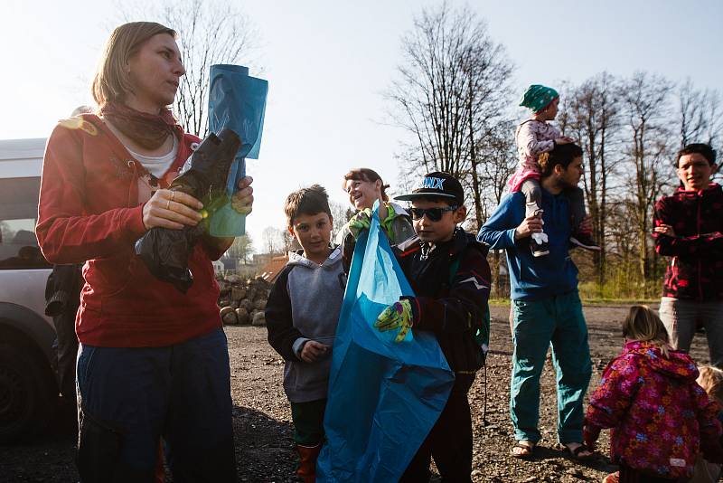 Úklid odpadků v Dolní Řasnici na Liberecku v rámci celorepublikové akce Ukliďme Česko