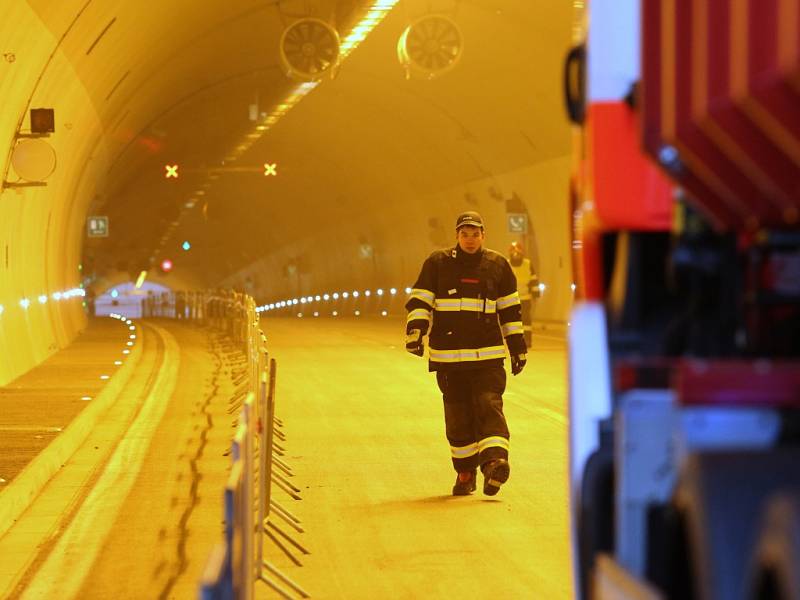 Požár dvou aut likvidovali hasiči v tunelu Radejčín na dálnici D8. Ale jen jako.