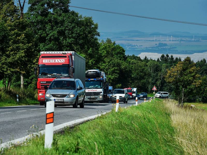 KOPEC V ALBRECHTICÍCH se v zimě stává pastí na kamiony, které zde mohou zapadnout a blokovat dopravu. 