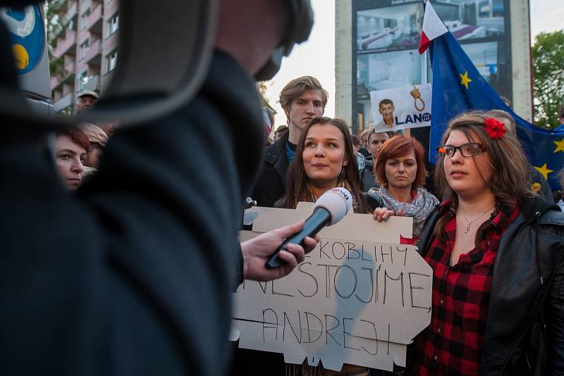 Demostrace nazvaná "Proč? Proto!" proběhla 10. května na náměstí Dr. E. Beneše v Liberci. Následně se demonstranti přesunuli před Grand Hotelu Imperial, kam prezident republiky Miloš Zeman pozval do předsedu vlády a předsedu ČSSD Bohuslava Sobotku, 1. mís