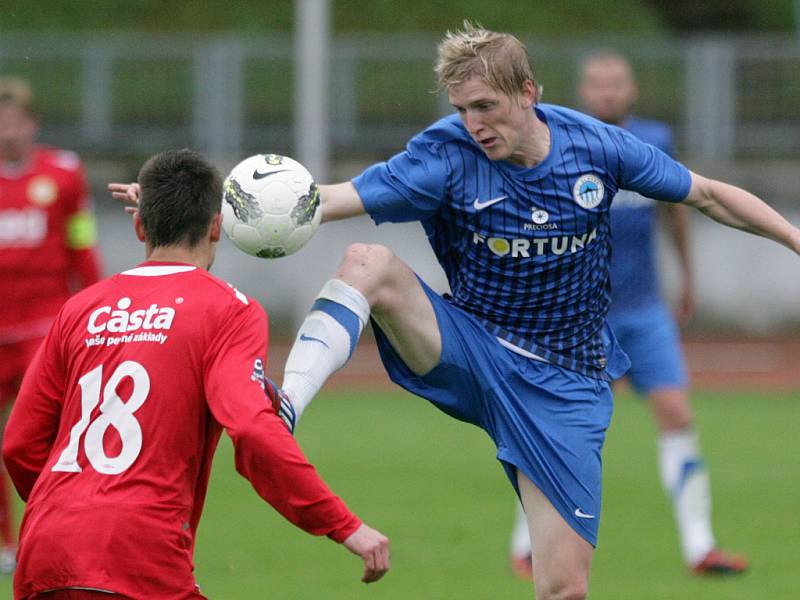 LIBERECKÝ Ján Vlasko (vpravo) odkopává míč před Tomášem Pavlíkem z Písku. 