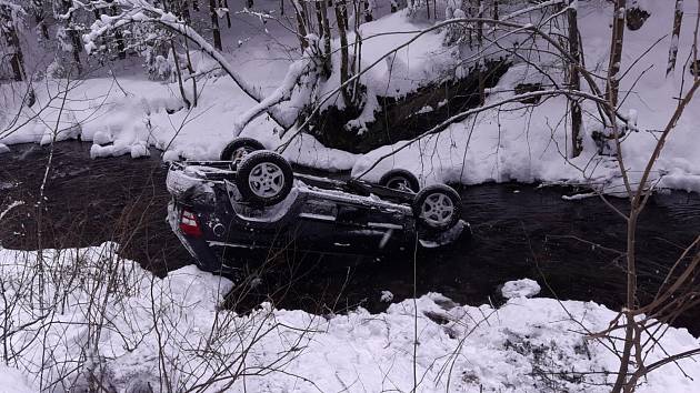Hasiči zasahovali  u dopravní nehody osobního automobilu v obci Dlouhý Most na Liberecku. Na místě byly přítomny i další složky IZS.