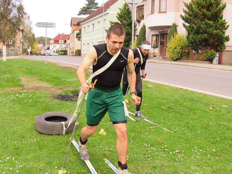 Žulový trojboj - běh řekou, na běžkách s pneumatikou a výběh na Ořešník a zpět na náměstí v Hejnicích.