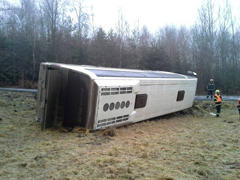 Autobus plný lidí havaroval v sobotu kolem deváté hodiny ranní u Osečné na Liberecku.