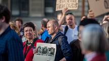 Lidé protestovali 9. dubna na libereckém náměstí Dr. E. Beneše proti premiérovi v demisi Andreji Babišovi a krokům jeho vlády bez důvěryi. Protestovali i lidé i v dalších městech České republiky.