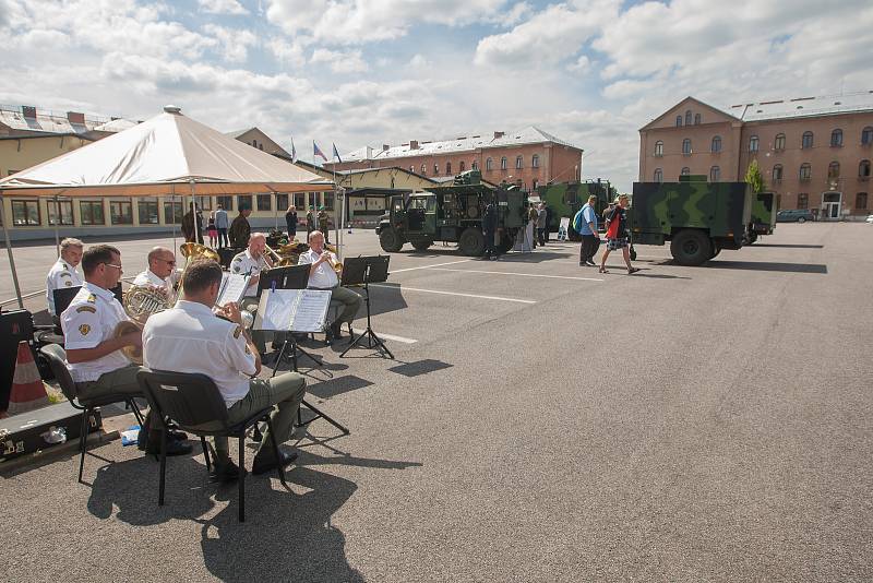 Vernisáž druhého ročníku putovní výstavy fotografií z vojenských misí Ten druhý život, proběhla v úterý 8. srpna v libereckých dolních kasárnách.