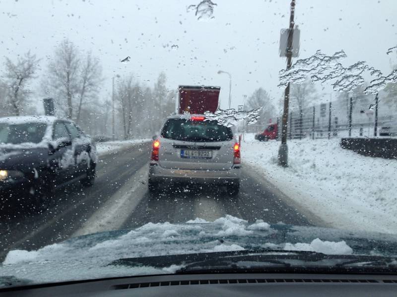Řidiče na cestě z Jablonce do Liberce překvapil sníh.