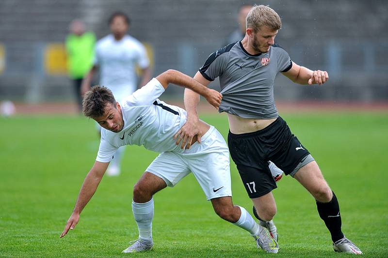 Trápení pokračuje. Liberec B (v bílém) doma podlehl Brozanům 0:1.