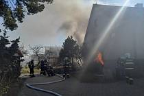 Do Ostašova spěchali hasiči. Požár tam zachvátil sklep rodinného domu