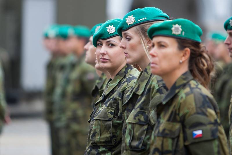 Liberečtí chemici 13. září při slavnostním nástupu před radnicí na náměstí Dr. E. Beneše v Liberci. Jednotka slavila 40 let od vzniku chemické brigády a také 150. výročí přítomnosti vojsk ve městě.