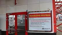 Plakát s mimořádnými opatřeními v městské dopravě na zastávce Fügnerova.