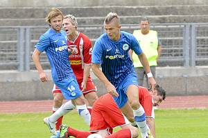 OBRÁNCE ONDŘEJ SOBĚSLAV (v popředí) vyváží míč z liberecké obrany ve včerejším utkání České fotbalové ligy Slovan Liberec B Králův Dvůr. Vlevo Pavel Bína (číslo 14). 