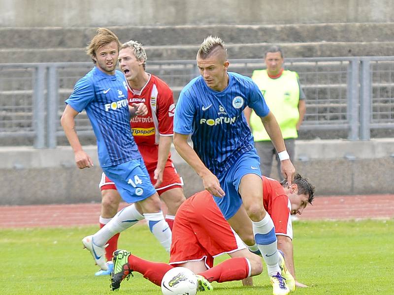 OBRÁNCE ONDŘEJ SOBĚSLAV (v popředí) vyváží míč z liberecké obrany ve včerejším utkání České fotbalové ligy Slovan Liberec B Králův Dvůr. Vlevo Pavel Bína (číslo 14). 