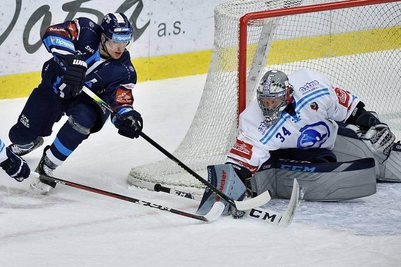 Liberec doma podlehl Plzni 3:6. Na snímku se liberecký Šmíd snaží překonat Frodla.