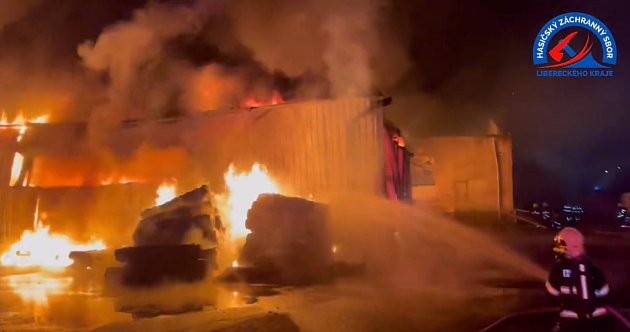 VIDEO: Hasiči zasahují u hořící tovární haly v Turnově. Vodu čerpají i z Jizery