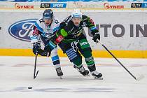 Utkání 20. kola Tipsport extraligy ledního hokeje se odehrálo 18. listopadu v liberecké Home Credit areně. Utkaly se celky Bílí Tygři Liberec a HC Energie Karlovy Vary. Na snímku vlevo Jan Jeník.