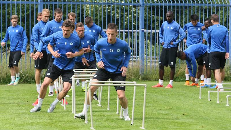 LIGOVÝ LIBEREC má zatím dvaadvacet členů kádru. Chybí v něm gólman Ondřej Kolář (achilovka) a lehce zraněný Delarge. Z juniorky je v přípravě jediný – stoper Bong.