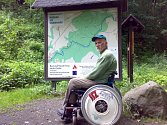 Jiřího Jiroudka naleznete také v Guinessově knize rekordů. Dokázal ujet na vozíku bez přestávky trasu dlouhou téměř dvě stě kilometrů okolo Bodamského jezera. 