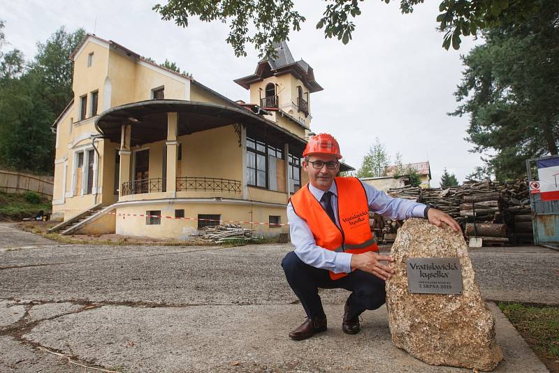 Slavnostní odhalení kamene a zahájení obnovy areálu Vratislavické kyselky