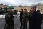 Ministr obrany Martin Stropnický navštívil liberecké vojáky. Slíbil jim peníze.
