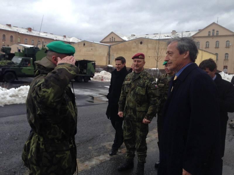 Ministr obrany Martin Stropnický navštívil liberecké vojáky. Slíbil jim peníze.