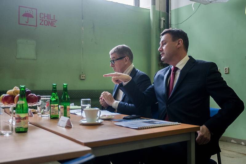 Výjezdní zasedání vlády ČR v Libereckém kraji proběhlo 13. března. Na snímku zleva je premiér v demisi Andrej Babiš (ANO) a hejtman Libereckého kraje Martin Půta před schůzkou se členy Rady Libereckého kraje.